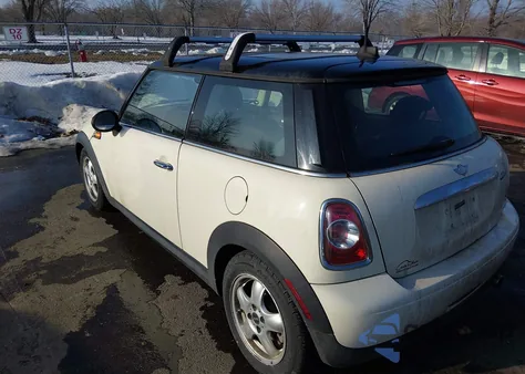 2011 Mini Cooper z USA, uszkodzony, nr VIN WMWSU3C56BT097967